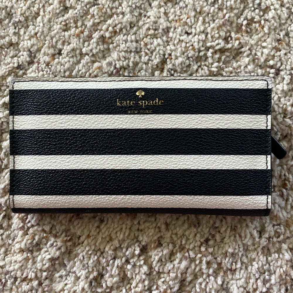 • Kate Spade Wallet • - Picture 1 of 6